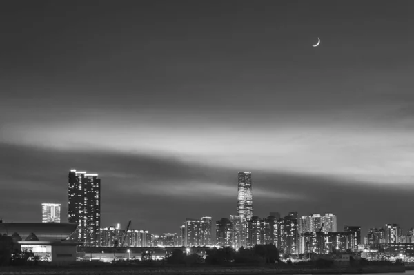 Új hold felett alkonyatkor Hong Kong city skyline — Stock Fotó