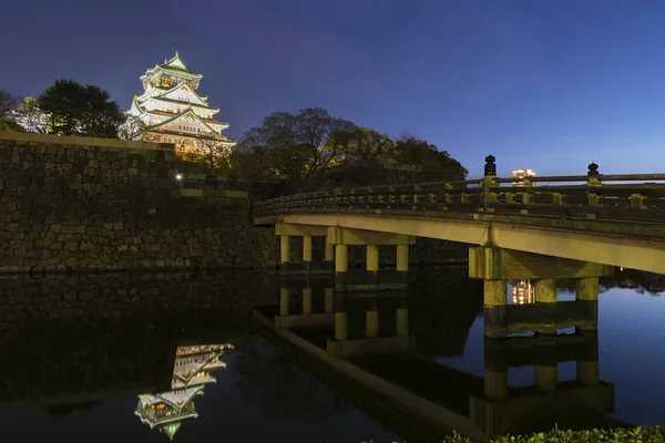 Scena nocna historycznego zabytku Osaka Castle w Japonii — Zdjęcie stockowe