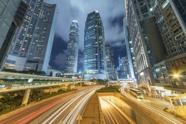 Hong Kong 'un merkez bölgesinde gece trafik vardı.