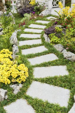 Süslü arka bahçedeki çiçek bahçesinde yeşil yol