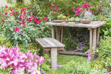 Gar terasta masa ve bahar çiçek bahçe araçları