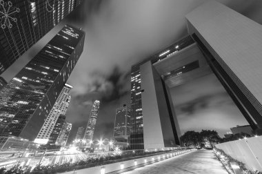 Geceleri Hong Kong 'daki modern ofis binası.