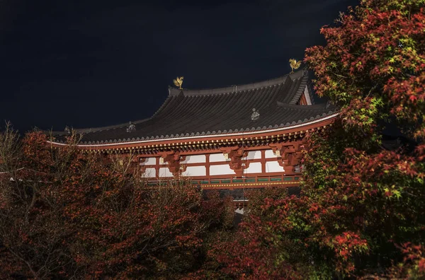 Edificio histórico japonés en temporada de otoño por la noche — Foto de Stock