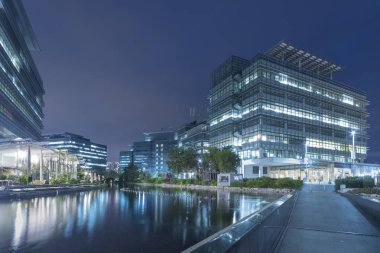 Günbatımında Hong Kong 'daki modern ofis binası.