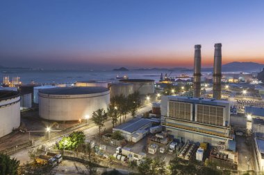 Gün batımında Hong Kong 'da elektrik santrali.