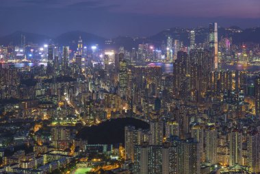 Alacakaranlıkta Hong Kong şehrinin hava manzaralı manzarası