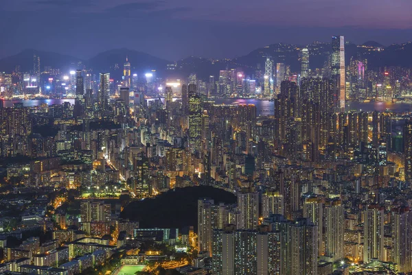 Alacakaranlıkta Hong Kong şehrinin hava manzaralı manzarası