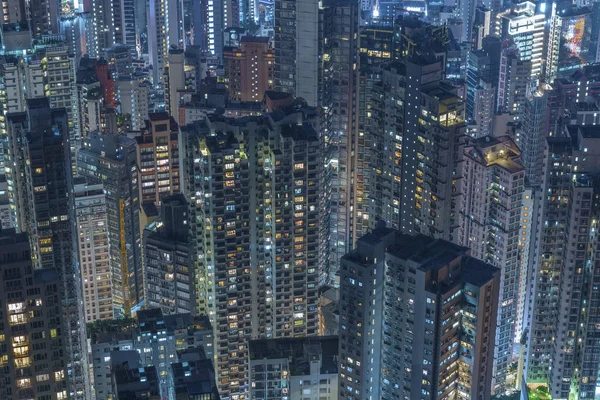 Edificio residencial de gran altura en la ciudad de Hong Kong por la noche — Foto de Stock