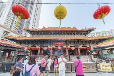Hong Kong, Çin - 24 Nisan 2019 : Wong Tai Si'yi ziyaret eden turist