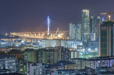 Geceleri Hong Kong 'da köprü ve yüksek binalar inşa ediliyor.