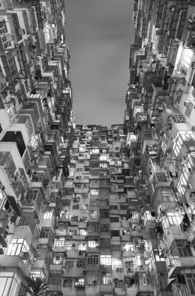 Oud residentieel gebouw in Hong Kong City 's nachts — Stockfoto