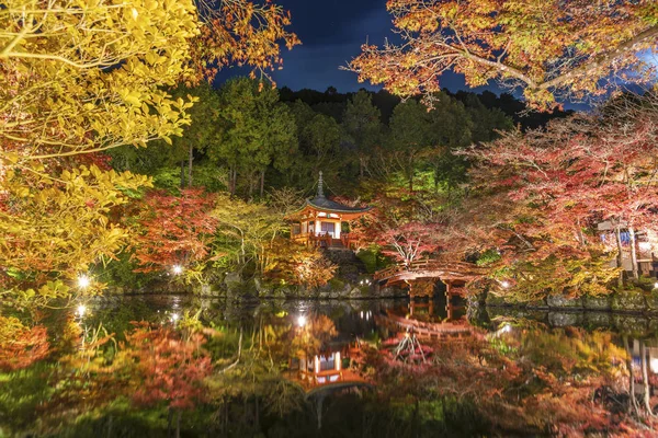 Magnifique jardin japonais avec érables colorés dans le temple Daigoji en automne, Kyoto, Japon — Photo