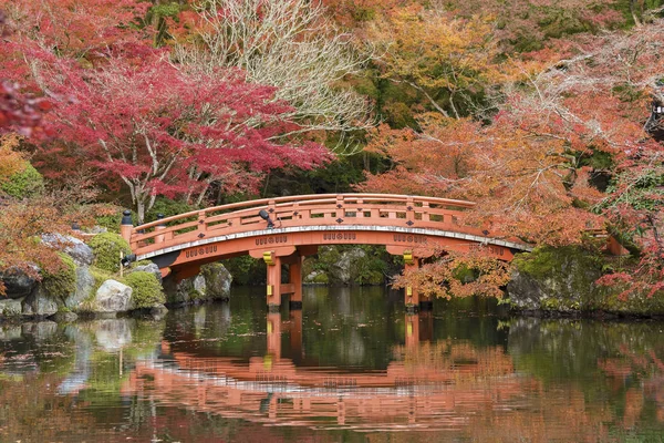 Pont dans le jardin en saison d'automne à Kyoto, Japon — Photo