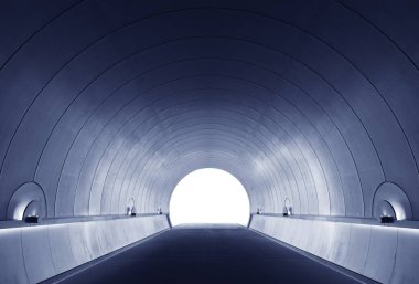 Karanlıktaki boş gelecekçi modern tünel
