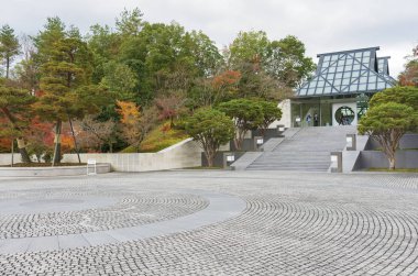 Kyoto, Japonya - 23 Kasım 2018 : I.M. Pei tarafından oluşturulan fütüristik Miho Müzesi'nin girişine giren turist