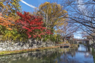 Japonya 'nın Omihachiman kentindeki Hachiman-Bori Kanalı' nın sonbahar mevsiminde Idyllic manzarası