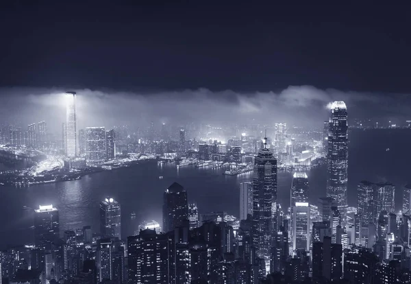 Vista de noche brumosa de puerto Victoria en Hong Kong la ciudad —  Fotos de Stock