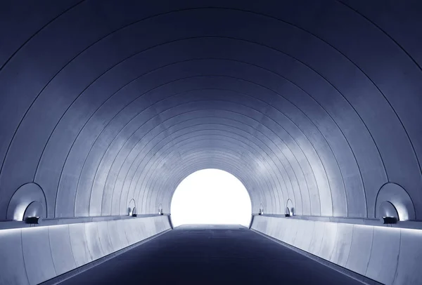 Karanlıktaki boş gelecekçi modern tünel — Stok fotoğraf