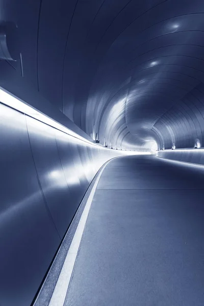 어두운 곳에 있는 텅 빈 미래의 현대식 터널 — 스톡 사진
