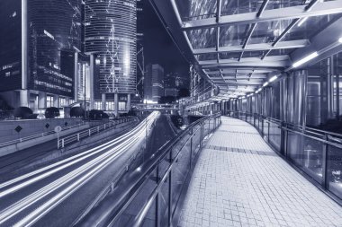 Hong Kong şehir merkezinde modern yaya geçidi ve trafik