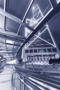 Hong Kong şehir merkezinde modern yaya geçidi ve trafik