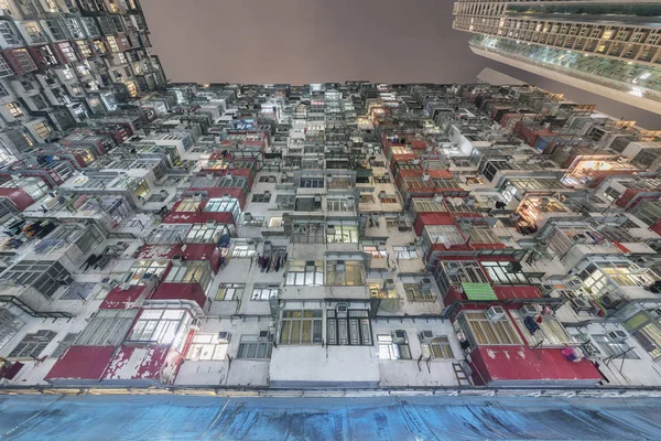 Edifício residencial velho lotado na cidade de Hong Kong à noite — Fotografia de Stock