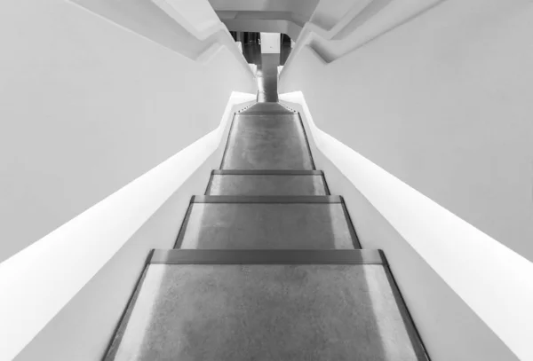 Nowoczesne schody. Budowanie abstrakcyjnego kontekstu — Zdjęcie stockowe