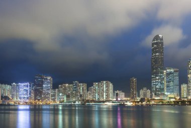 Geceleri Hong Kong şehrinin silueti ve limanı.