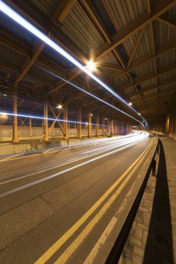 Tünelde Trafik ışık izleri ve farlar. Transportatio