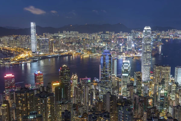 Hong Kong şehrinin Victoria limanının gece manzarası. — Stok fotoğraf