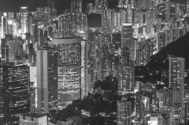 Hong Kong şehrinin gece manzarası.