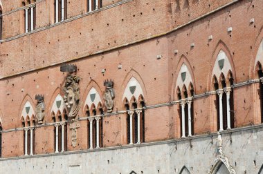 Piazza del Campo 'nun dışında, Siena, Toskana, İtalya ve Avrupa' nın tarihi merkezinde.