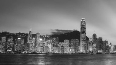 Alacakaranlıkta Hong Kong şehrinin Skyline Panoraması