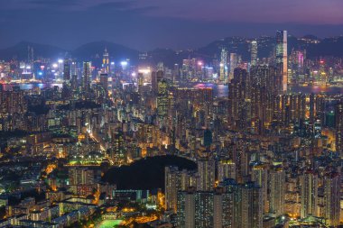 Alacakaranlıkta Hong Kong şehrinin hava manzaralı manzarası