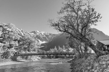 Hotaka dağlarının Idyllic manzarası ve Kamikochi, Nagano, Japonya 'daki Kappa köprüsü