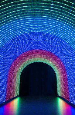Aydınlatılmış renkli LED ışıklandırmalı tünel. Mimari soyut arka grup