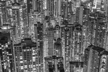 Geceleri Hong Kong şehrinde kalabalık bir gökdelen manzarası.