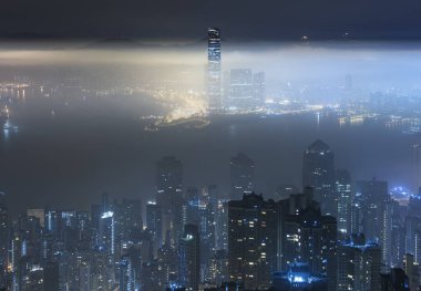 Hong Kong şehir içinde Victoria harbor sisli gece görünümü