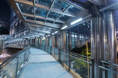 Şehir merkezinde boş modern yaya geçidinin gece sahnesi