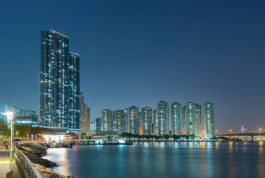 Geceleri Hong Kong 'un sahil şeridi ve limanı.