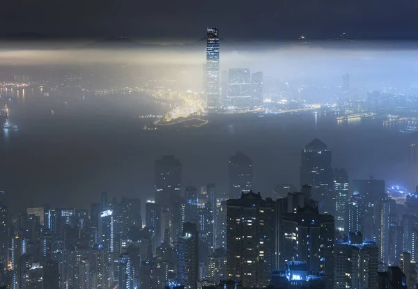 Hong Kong şehir içinde Victoria harbor sisli gece görünümü