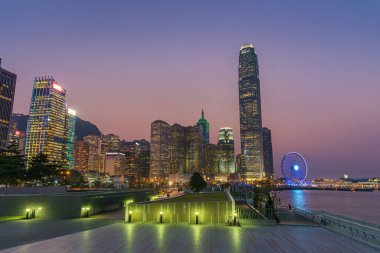 Gün batımında Hong Kong 'un merkez bölgesinin silüeti.