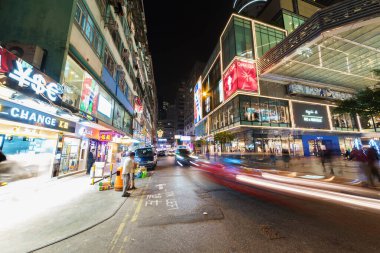 Hong Kong, Çin - 14 Aralık 2016: Tsim Sha Tsui ilçesinde işlek cadde. Tsim Sha Tsui, Hong Kong 'da turistlere hizmet veren çok sayıda lüks mağazası ve restoranı olan büyük bir turizm merkezi.. 