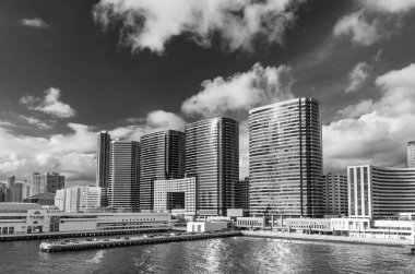 Hong Kong şehir merkezindeki iskele ve modern ofis binası.