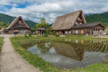 İlkbaharda Japonya 'da Shirakawa-go' nun Tarihi Köyü