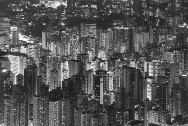 Hong Kong şehrinin gece manzarası.