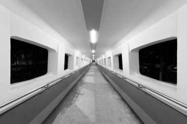 Boş modern yaya geçidinin gece sahnesi 