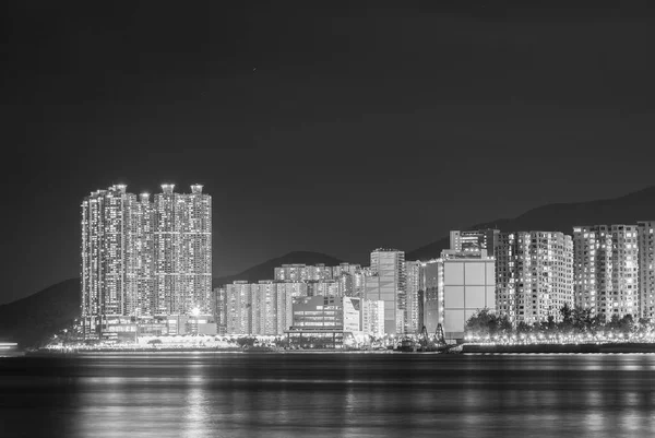 夜の香港のスカイラインと港 — ストック写真
