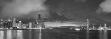 Günbatımında Hong Kong şehri Skyline ve limanı panoraması