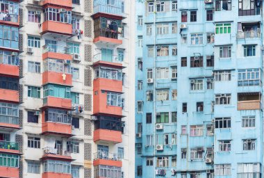 Hong Kong 'daki eski renkli apartman.